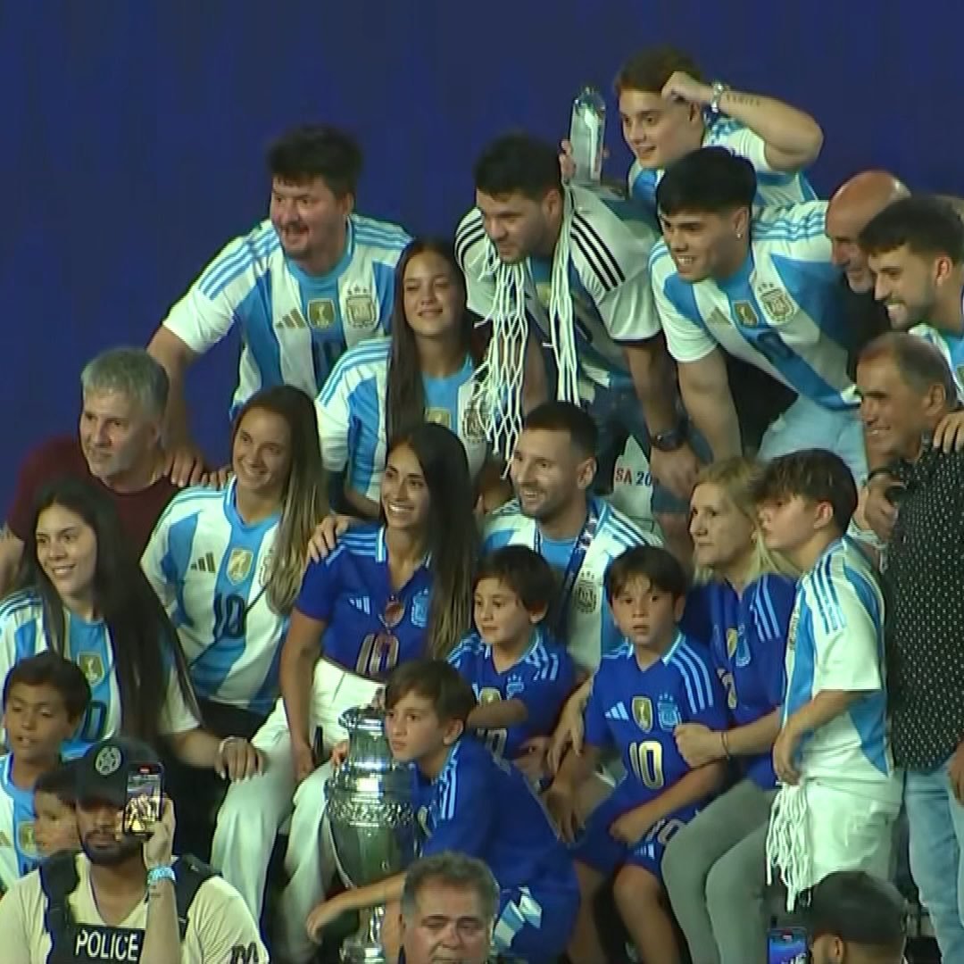 整整齐齐，梅西和一家人一起合影[憧憬][憧憬][憧憬]#梅西[超话]# #阿根廷