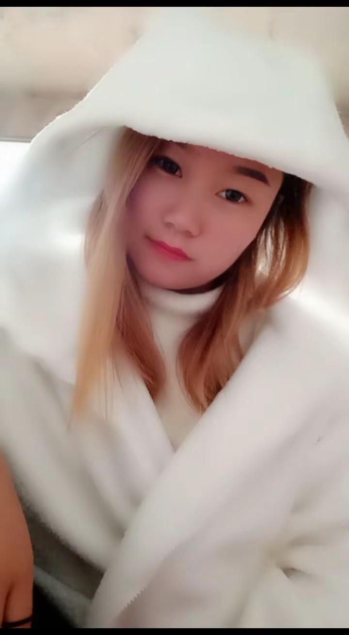 晒出少女时期的倔强瞬间 白色浴袍搭配