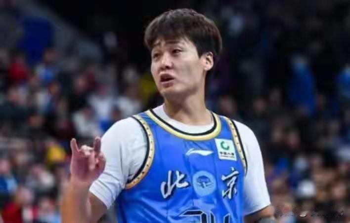 北汽男篮话题多，七言八语出众说。北汽男篮啊，任何时候他想踏踏实实的做些事情，那都