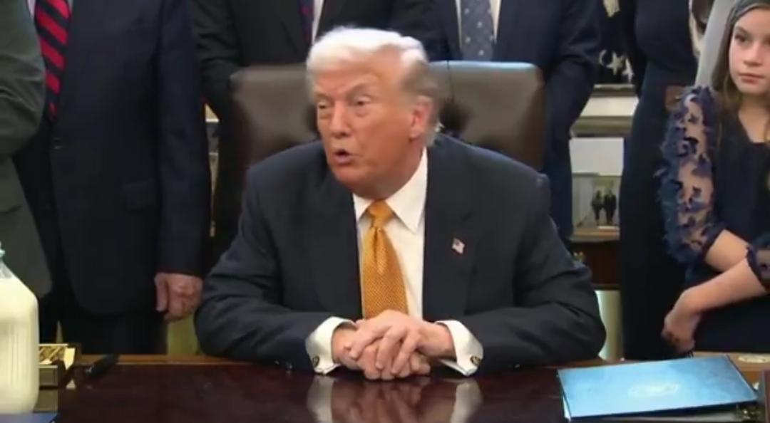 川普总统扔出一个重磅问题。

我们抓了92名索马里人，涉嫌欺诈政府。

但他们的