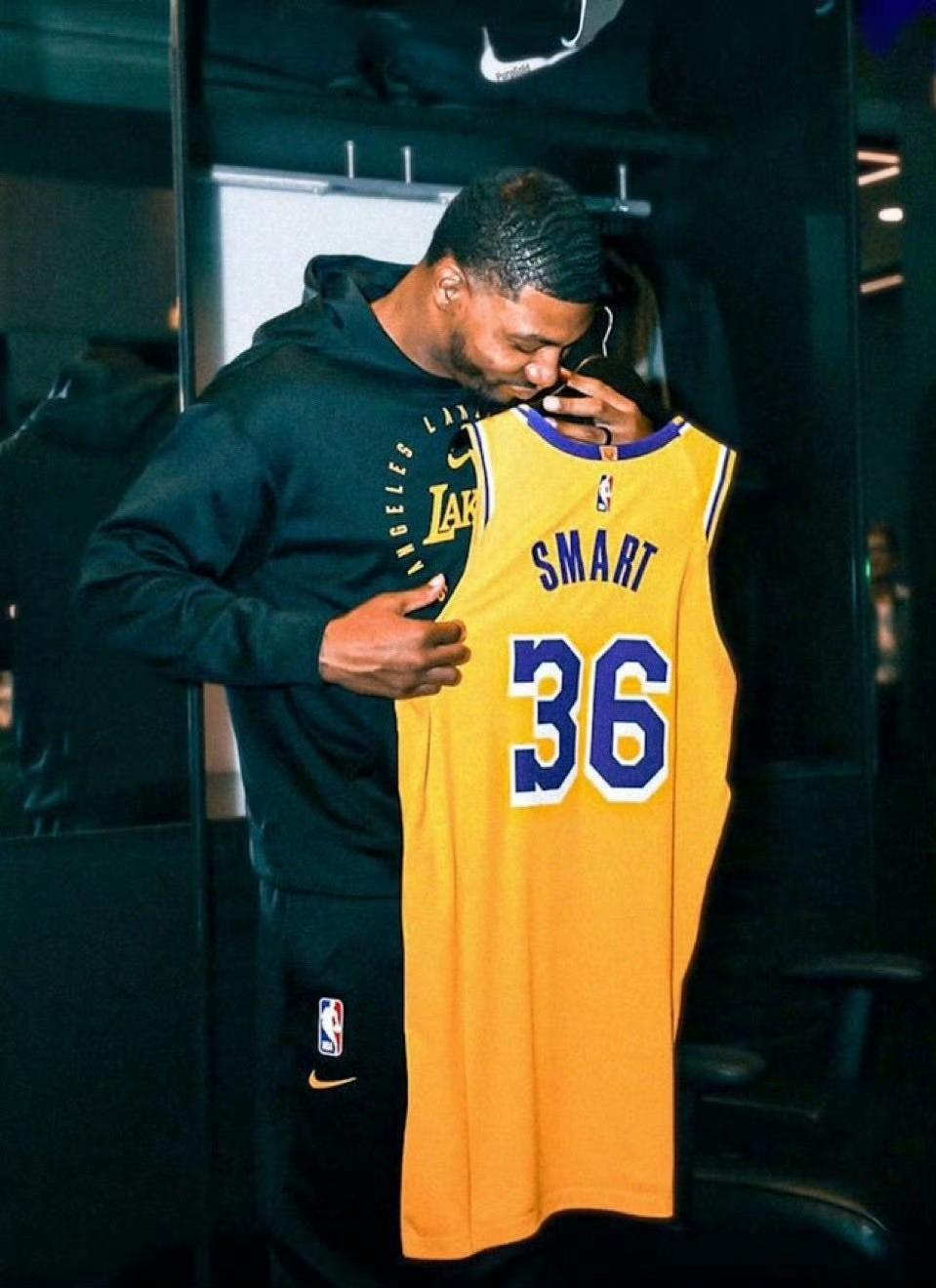 到了季后赛，斯玛特的重要性更加远超数据，湖人的防守中枢+精神领袖。湖人这笔签约太