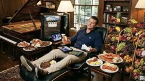 加州州长纽森直接在社交媒体放了张图，画面里国防部长赫格塞思躺在躺椅上，身边全是龙