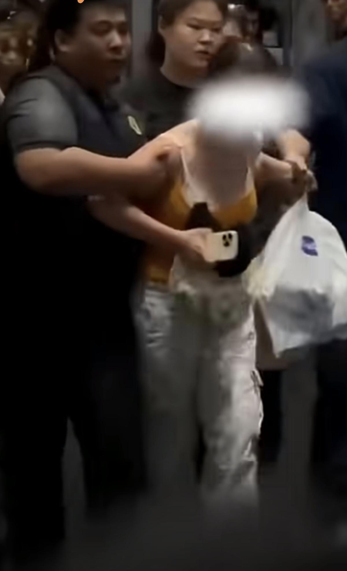 绝不姑息！中国粉丝全员自觉抵制泰国GMM公司。
追星是心悦，不是卑微讨好，更不是