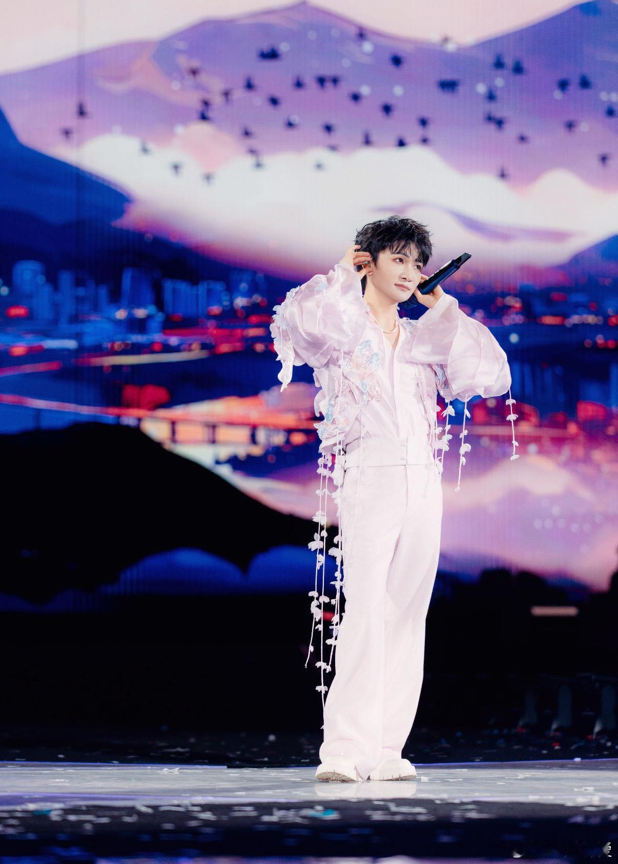 周深成都演唱会 刚看到粉丝晒的现场布置图，氛围感直接拉满！他每次来成都都超用心，