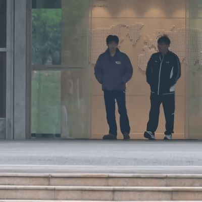 王楚钦和孙逊师徒俩，一副没睡醒的样子来点名，也是挺可爱的。

3.21日早上，国