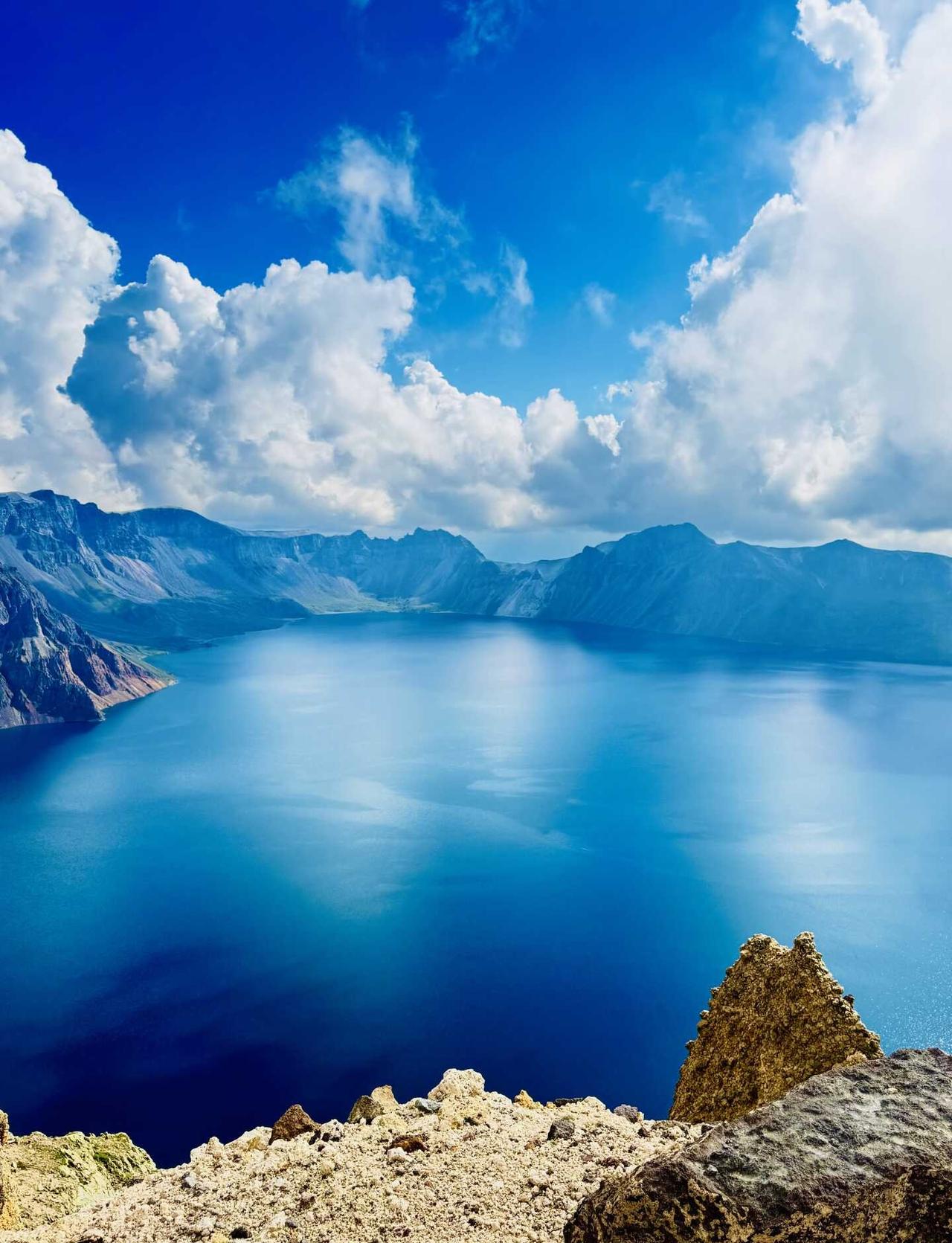 天池｜长白山天池的蓝💙
八月的长白山，晴朗的一天
长白山