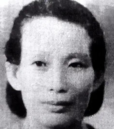 1949年3月25日，北京西苑机场，毛主席从西柏坡抵达北平，人群里，他一眼看见一