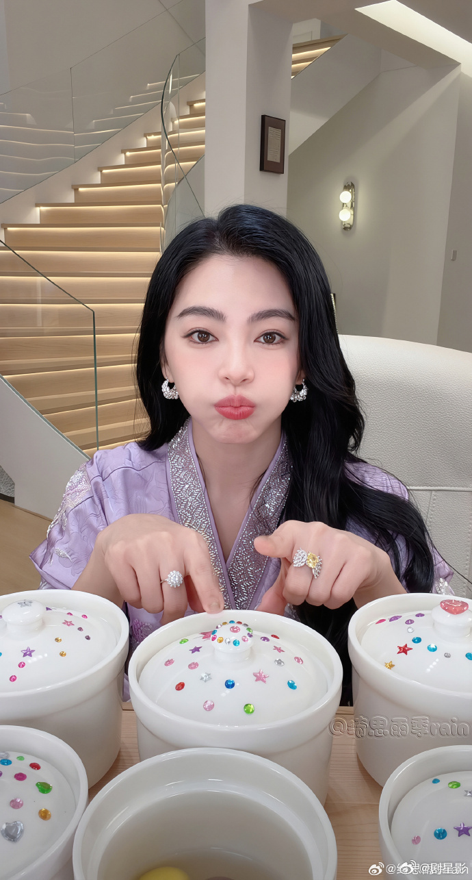 看到张雨绮直播真的是好美啊，咱们姐姐状态真的非常的不错的，整个人好有气质，面对镜