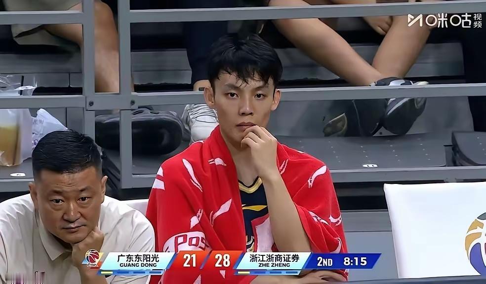 广东男篮终于赢球了，但CBA票王徐杰却似乎并没有那么开心。本场比赛徐杰基本被主帅