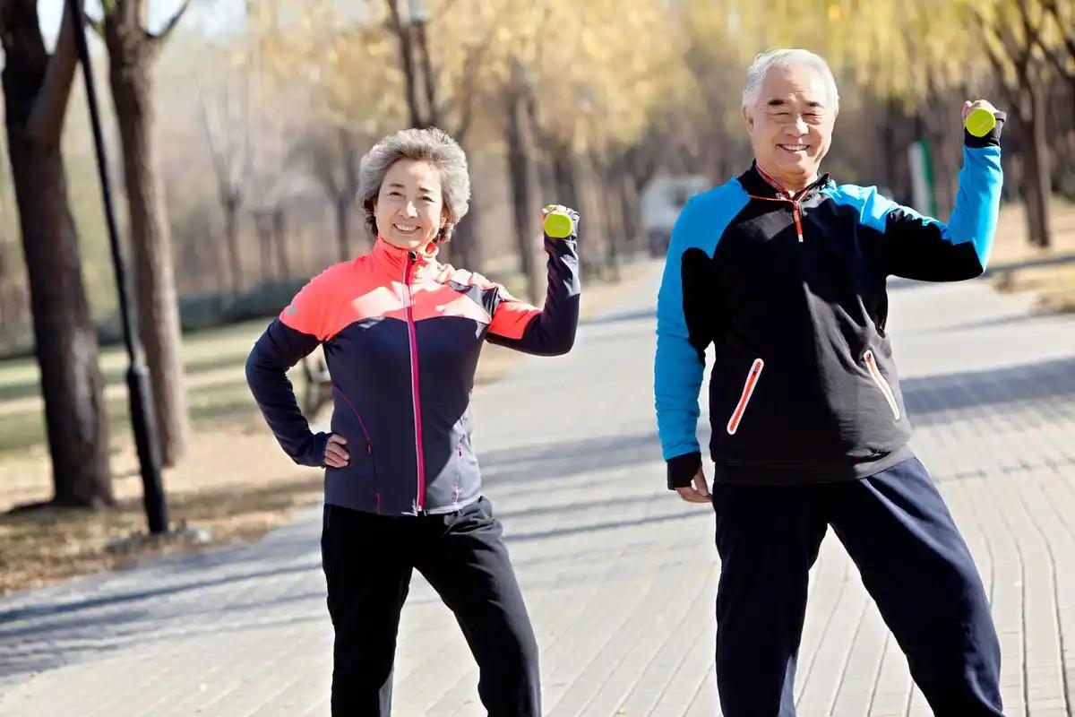 很多人一到中年，总觉得自己身体在走下坡路，于是开始格外勤快：多吃补品、多做运动、