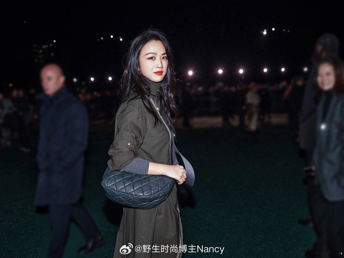 汤唯巴黎时装秀街拍，女神美得很有气质～ ​​​