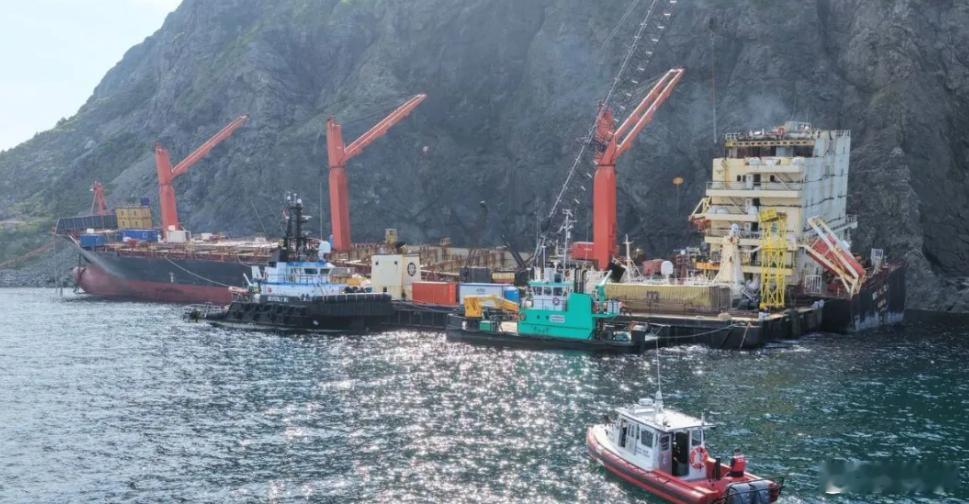 【“MSC Baltic III” 轮搁浅18个月后被拖至岸边拆解】救援人员已开