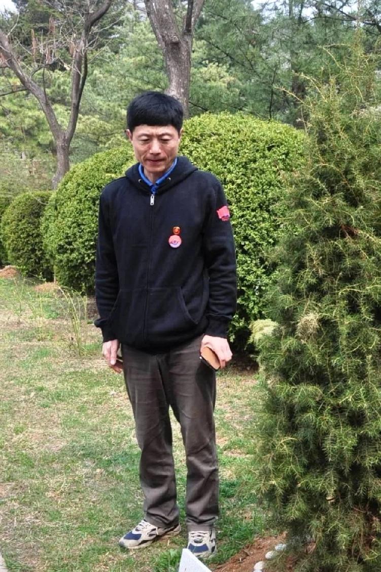 2008年，艾跃进教授留下了这一张罕见的生活照，镜头里的他身着一身黑色运动装，脚