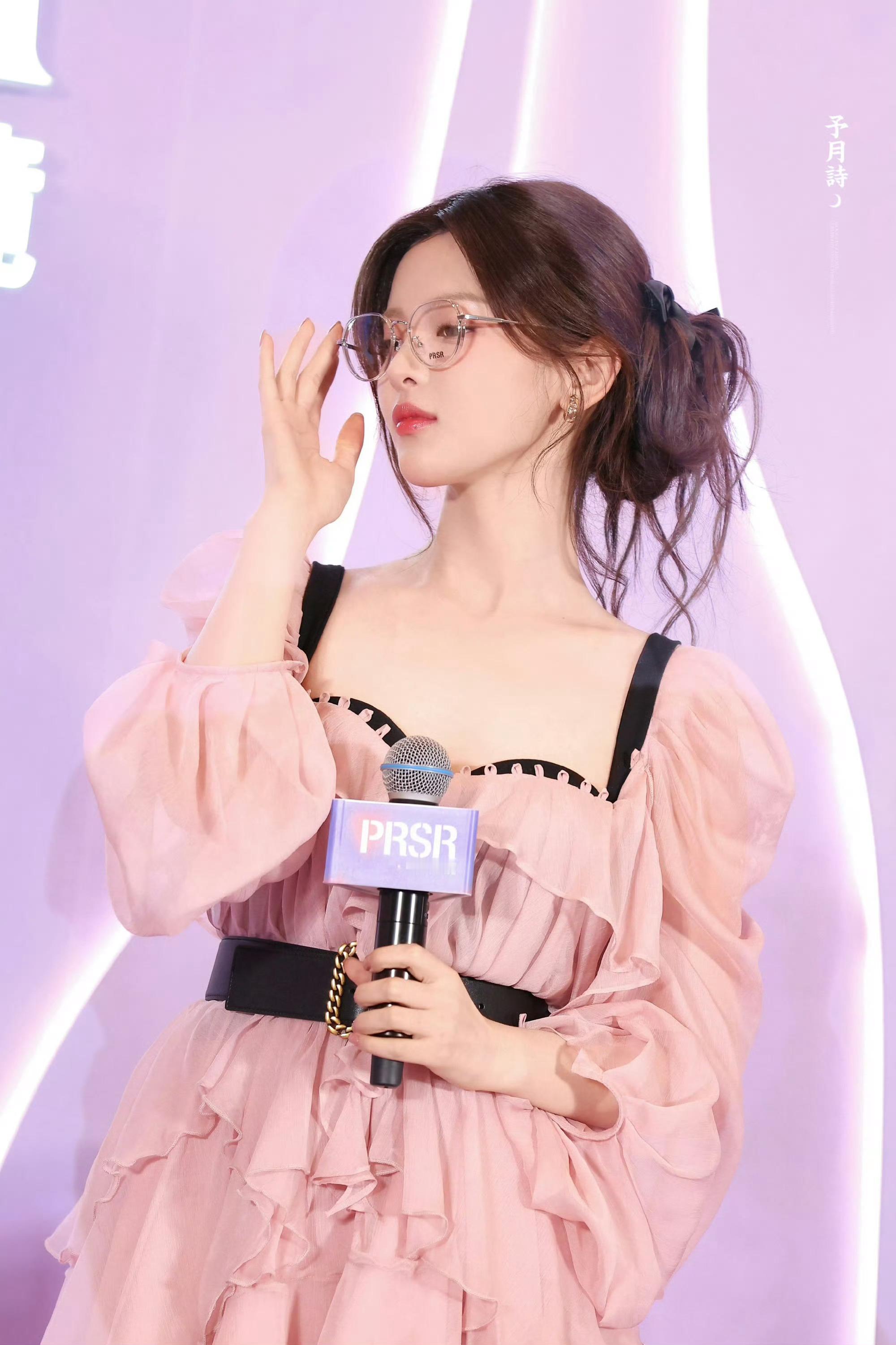 杨超越[超话] 杨超越帕莎眼镜站台[送花花]超越妹妹超级美 ​​​
