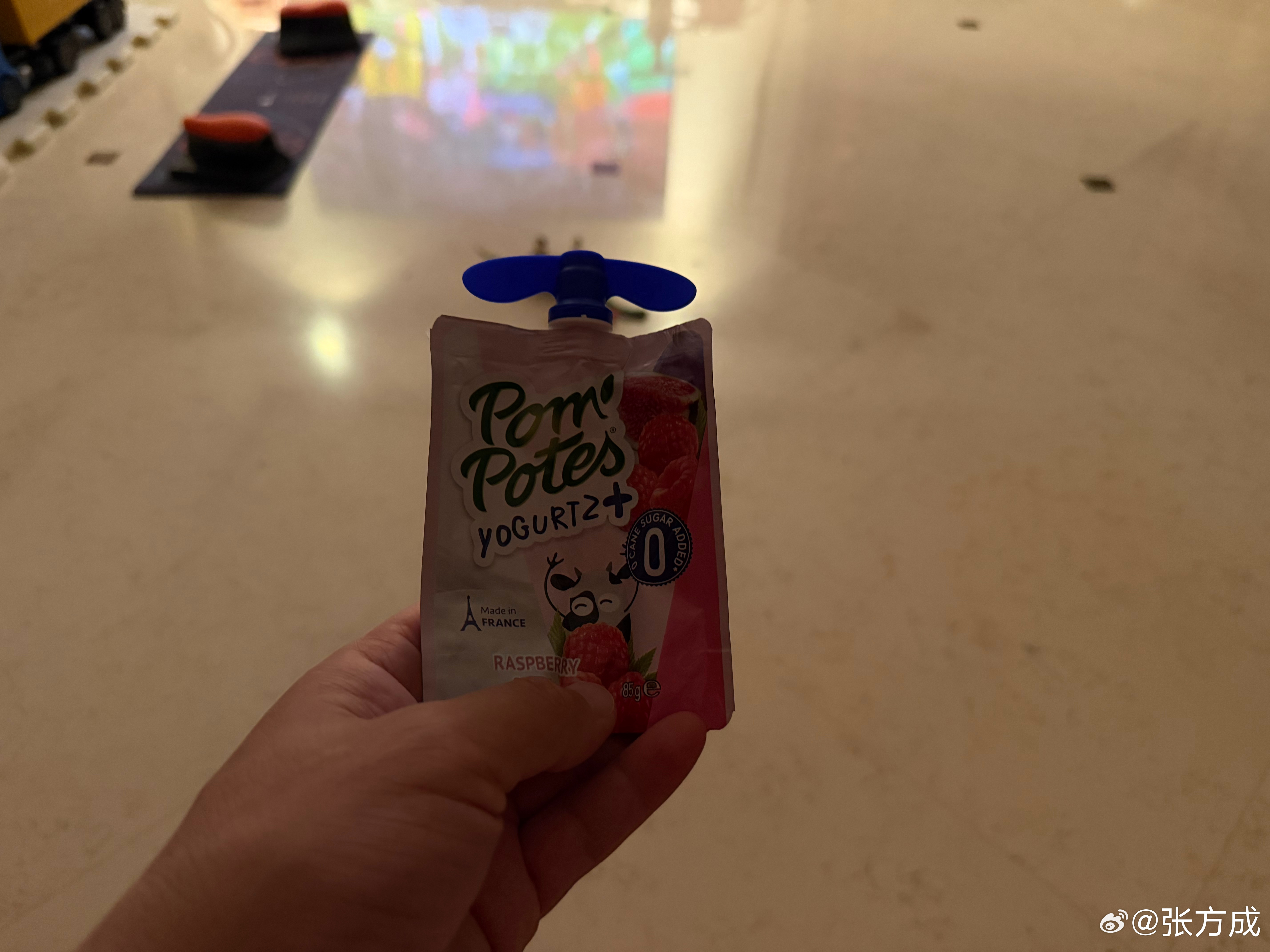家里翻了半天没啥能吃的喝点我儿子的酸奶和饼干吧我媳妇和我都在减肥家里零食很少 天