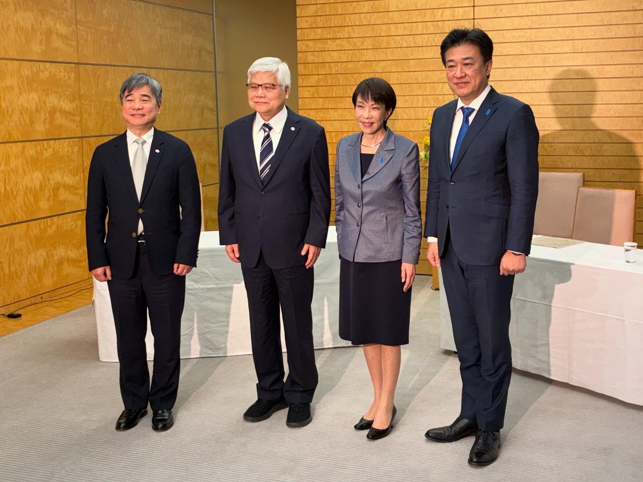 高市早苗这回可是彻底“嗨”了！大清早就在官邸发推特炫耀，恨不得拿个大喇叭喊给全世