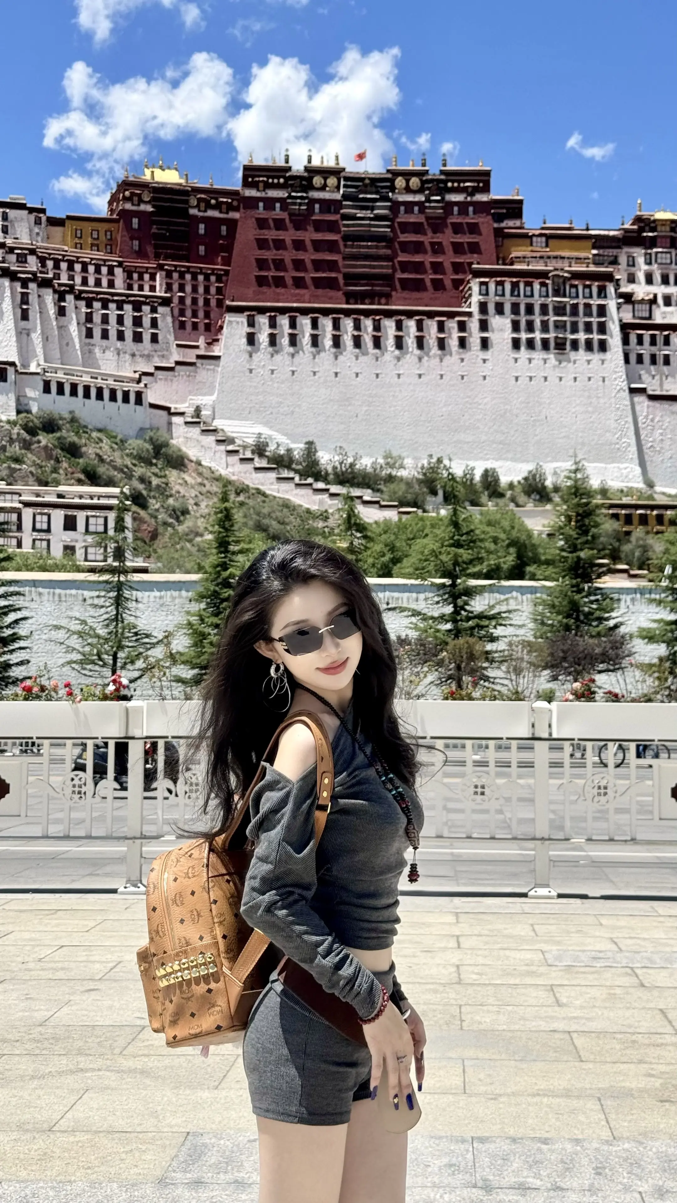 一个支架 一个背包 我想去的地方 就算一个人 也会出发 旅行