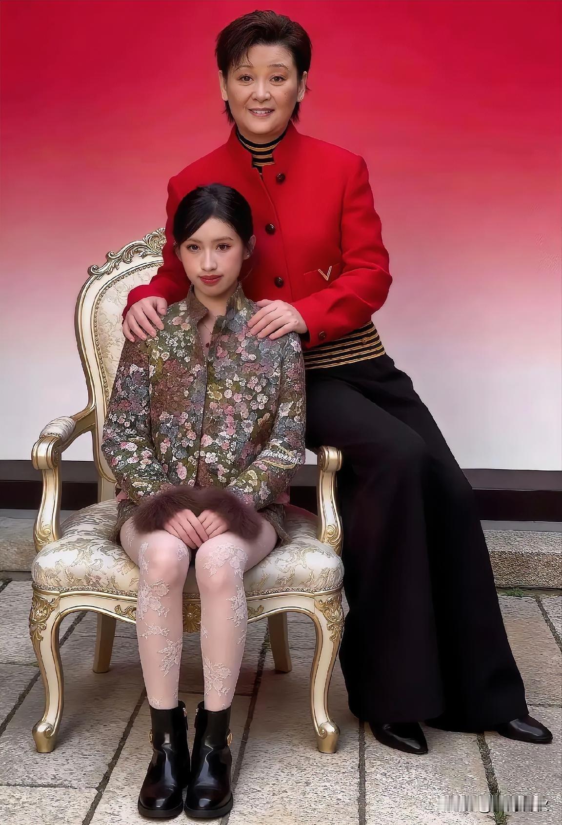 一张照片引热议
就是徐帆和养女的合照
在世俗的眼光中，应该是反过来的
妈妈应该端