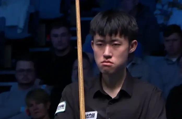 世界冠军被中国小将拍在墙上，墨菲的球杆还在颤抖。
决胜局彩球阶段，你能听见心跳。