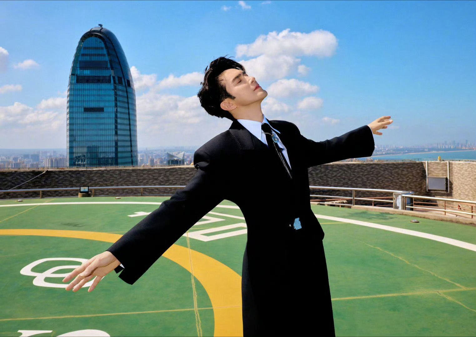 高伟光在停机坪上演黑客帝国 电影感拉满！高伟光停机坪化身科幻男主，黑西装、黑墨镜