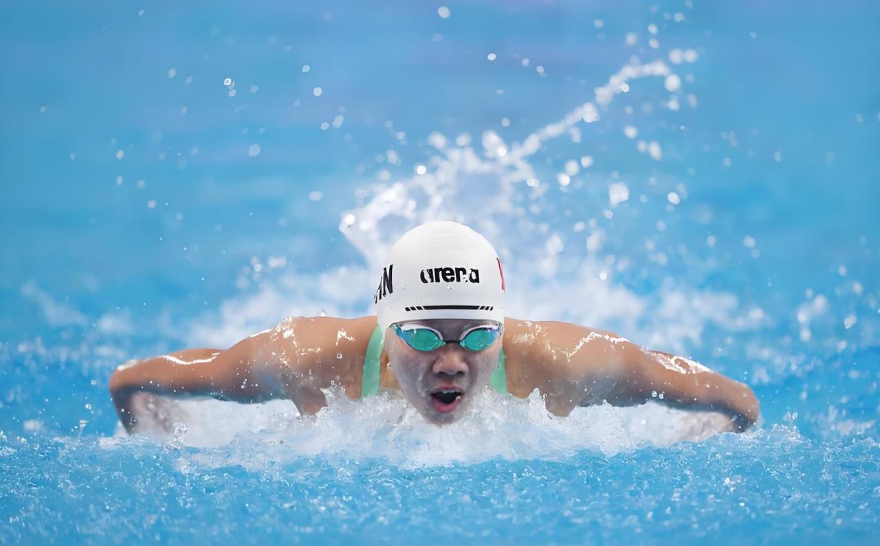 蝶泳手臂划水与身体波浪的配合方法！泳教头 | 泳讲堂：蝶泳手臂划水与身体波浪的配