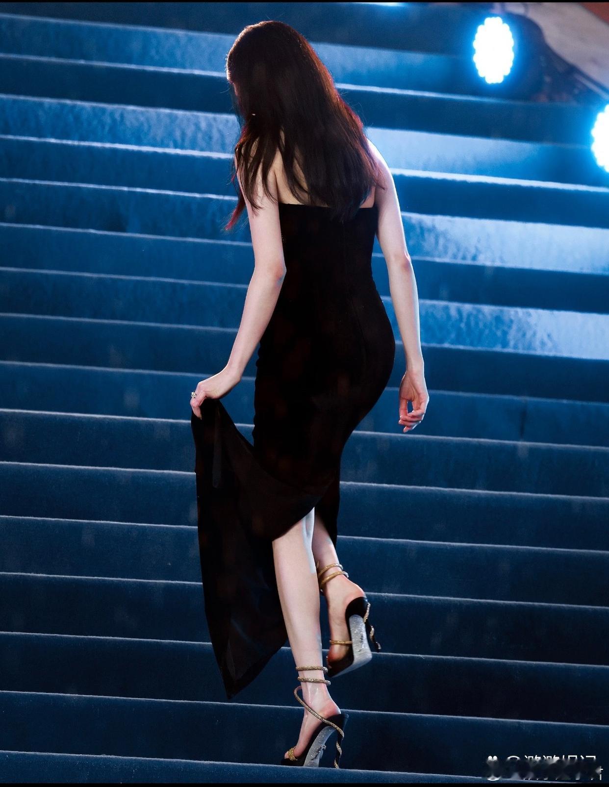 雨天走红毯belike就像刘浩存这样 ！这个存儿真的好接地气吧！北京电影节美美地