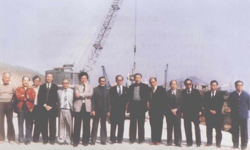 1980年，霍英东与李嘉诚、郭炳湘、胡应湘等一行访问蛇口。这是霍英东与香港商界人