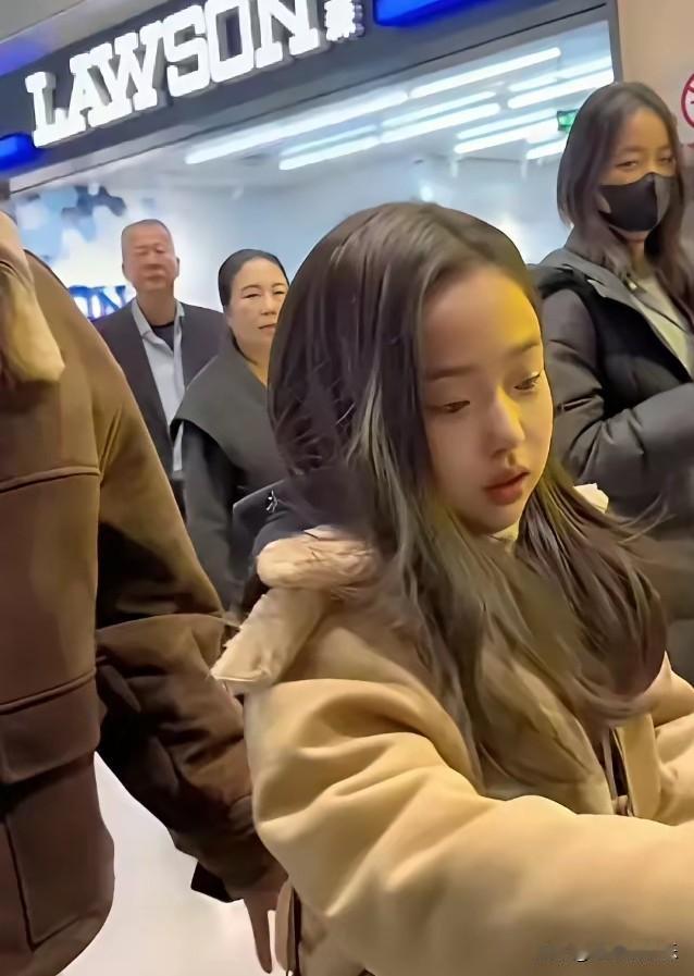 董璇女儿小酒窝一定会是明日之星
   小酒窝是真的人见人爱，她会唱会跳。说话，镜