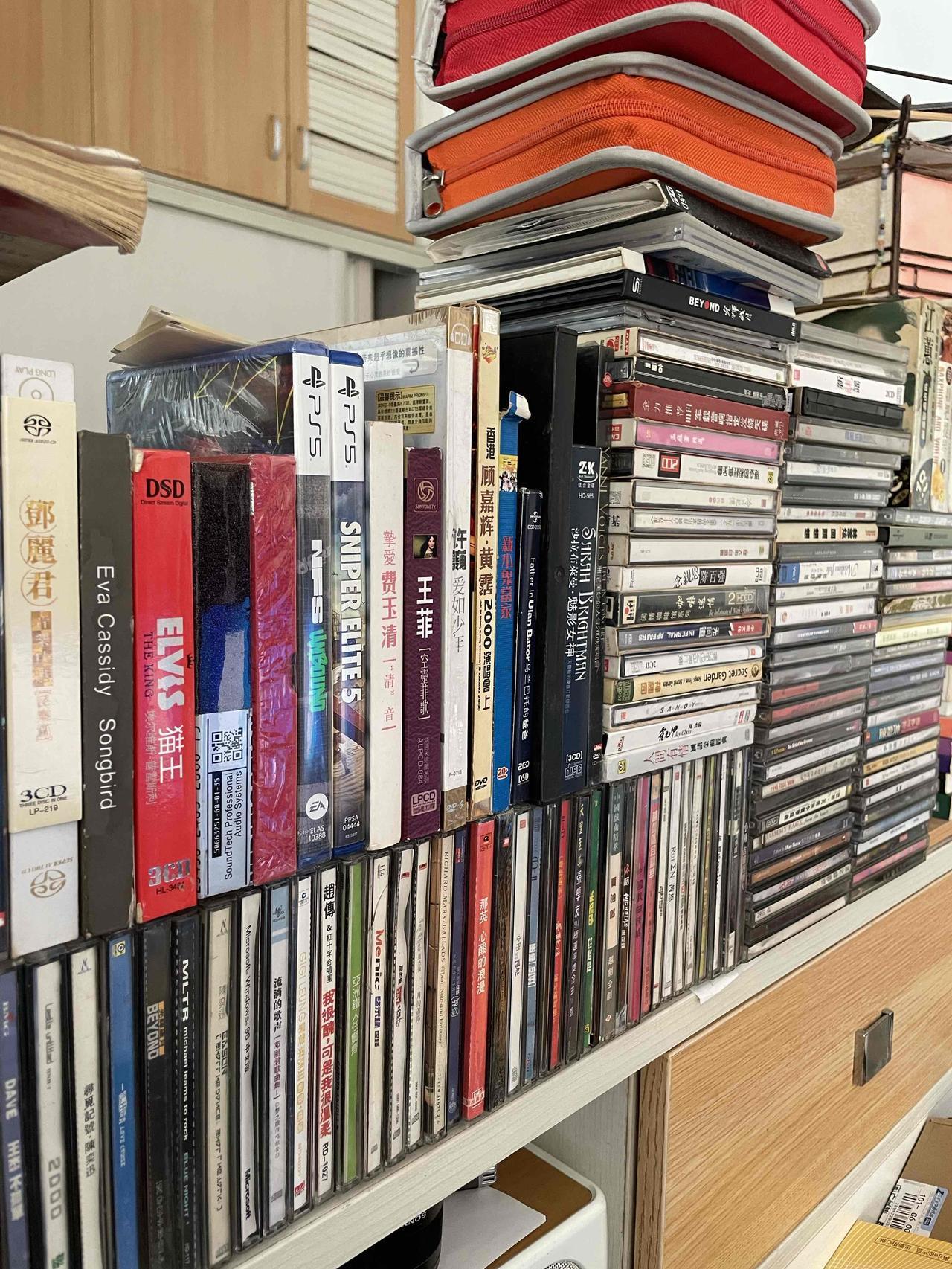 今天在广州鬼市花了50元淘了一堆的CD碟片；刚好可以放置在书架上，别说还挺好看的