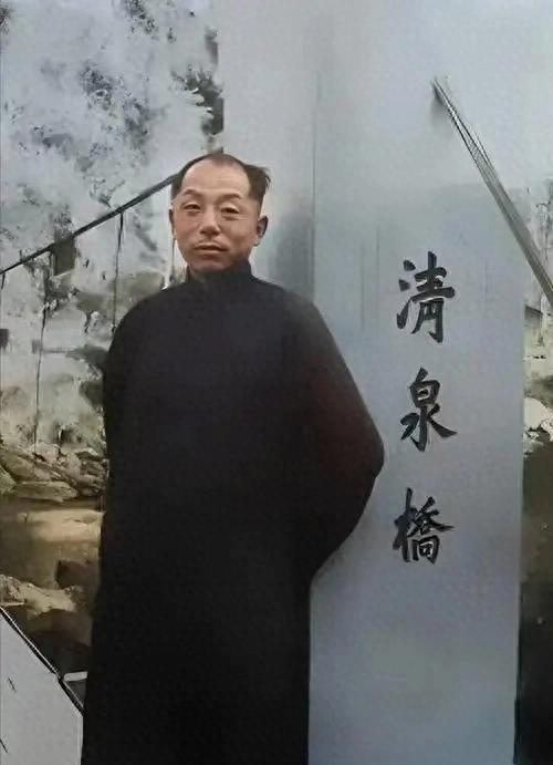 1993年倪萍冯巩等演员拜访张学良，初次见面气氛热烈，大家频频畅谈共同欢笑！
1