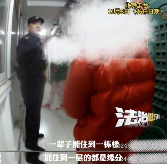 北京，一女子在自家门口安监控，惹得邻居不满，双方争执无果后，邻居有样学样，也在家