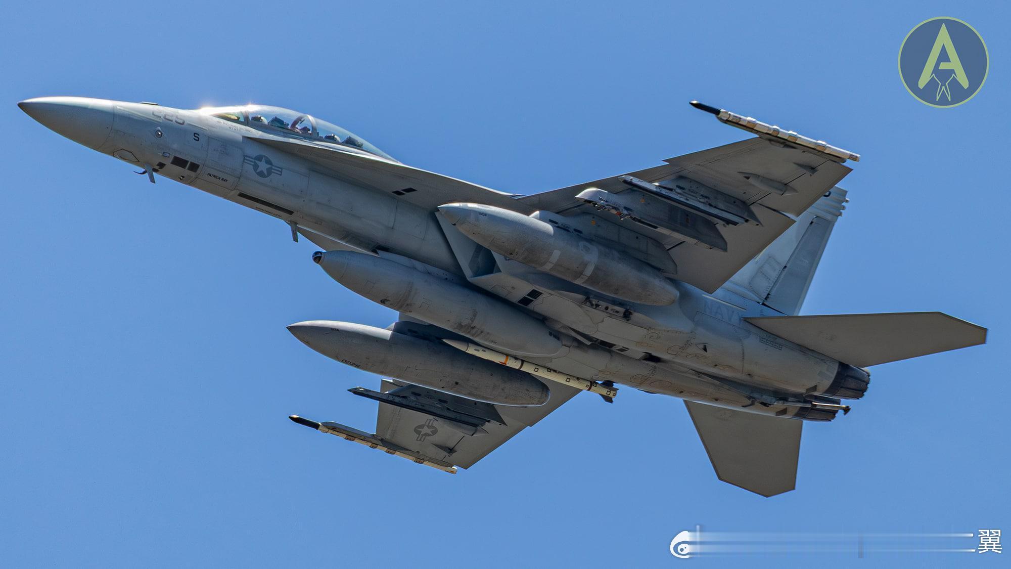 全球武器装备盘点 AIM-120和AIM-260尺寸对比。为了能够直接装入F-2