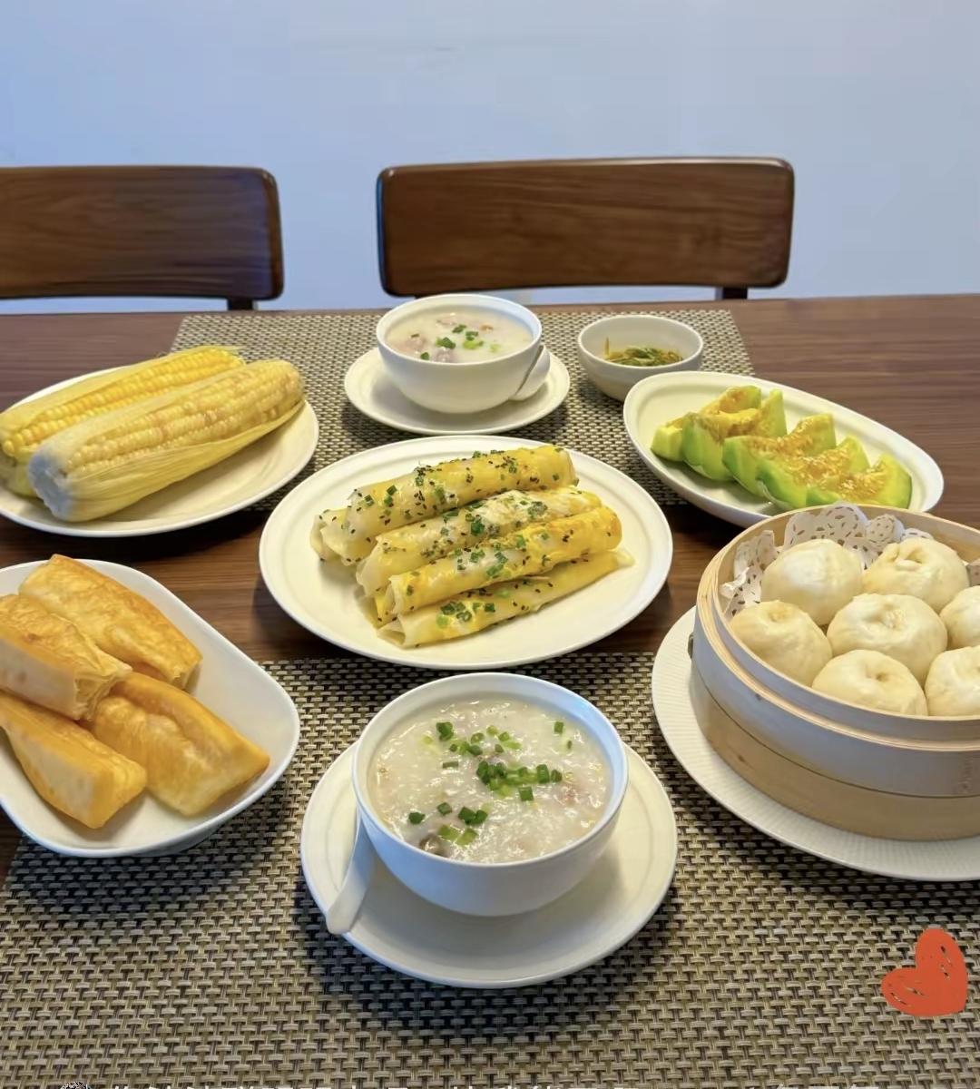 灶台24小时不熄火，婆婆的省钱账本比我工资条还厚，我连点外卖都要偷偷摸摸。
早上