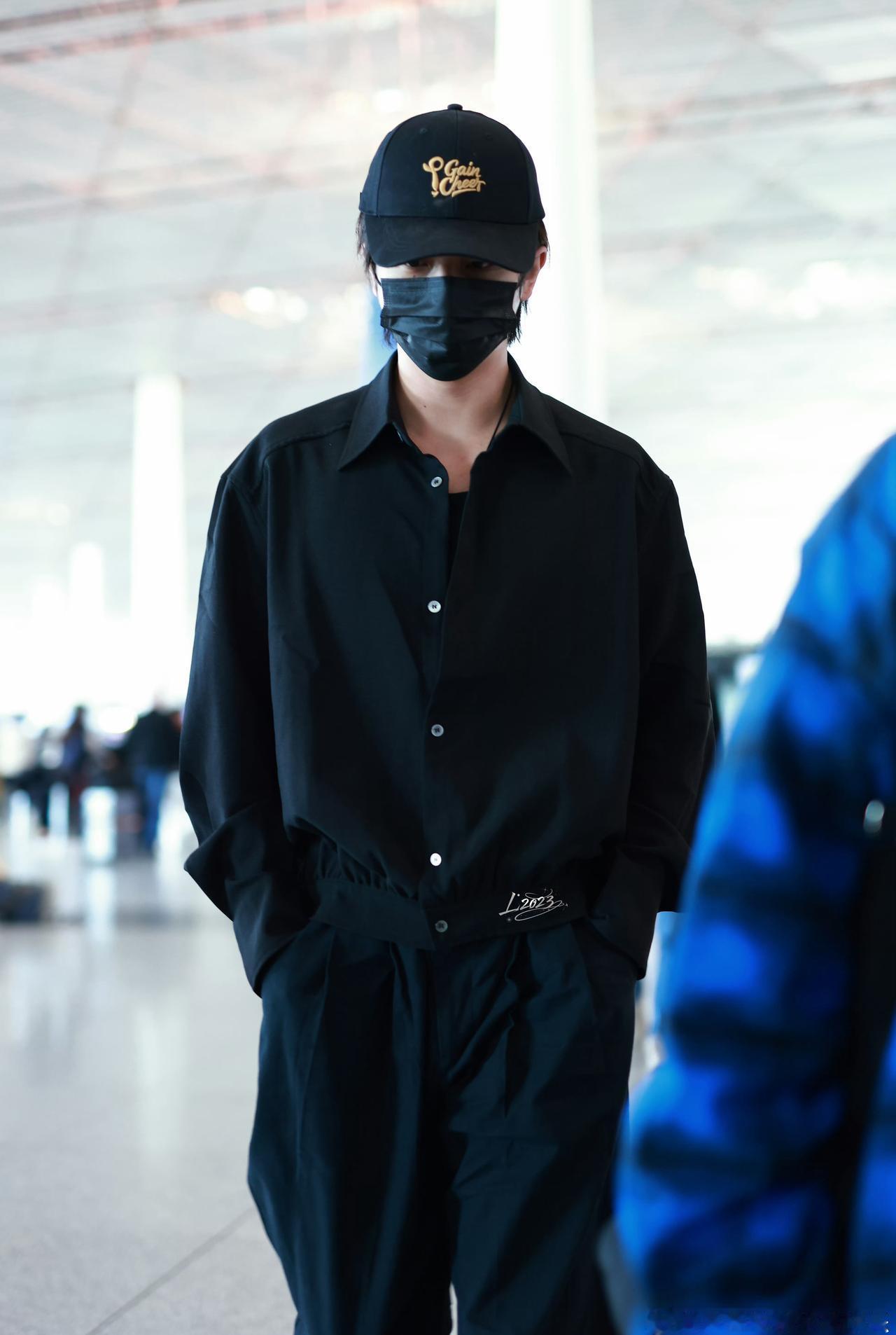 谁能想到昨天在三个城市机场炸街的我的那个男孩，身上那件衣服才120块[允悲]果然