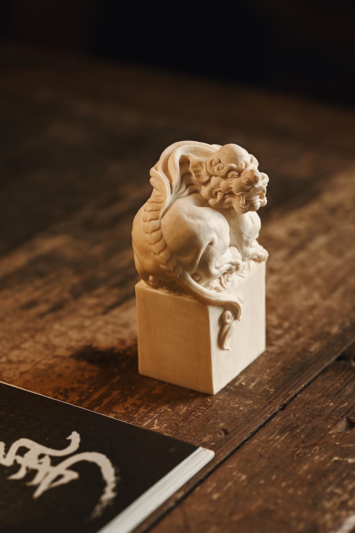 猛犸 | 瑞兽 印章一体雕琢，印身素洁，章钮圆雕瑞兽蜷身伏踞，鬃鬣流转，双目有神