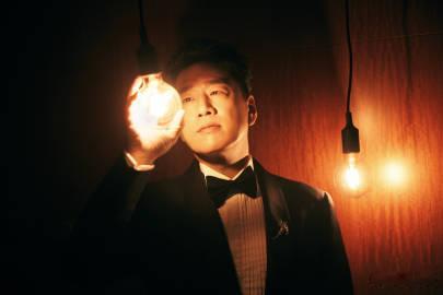 给王耀庆忙成啥了上影节红毯堪称王耀庆单人忙碌现场！身兼主持人与两部影片主创，两度