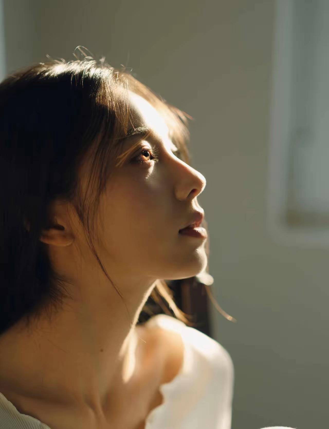 阳光洒在她侧脸上，温暖而宁静。完美的光影组合。高颜值女神聚集地 中年妇女如何穿搭
