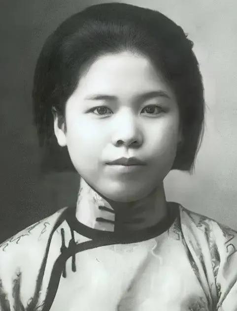 1947年，特务们将杨虎城的夫人谢葆真牢牢捆住，又用针头扎进她的大腿，谢葆真顿时