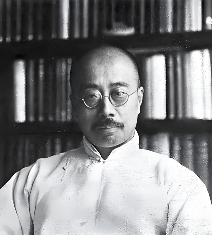 1967 年，周作人夜里起身下床小解，没任何征兆突然离世。他走后，被家属销了户口