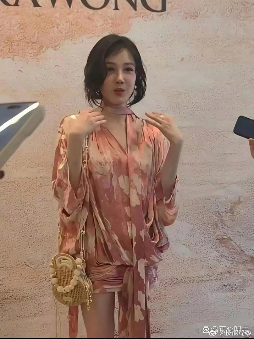 陈小纭这也太夸张了，大腿小腿几乎一样细，看起来好精致 ​​​