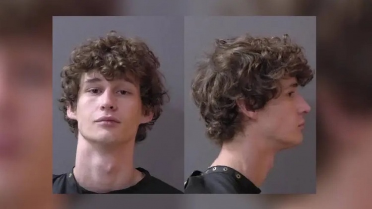 东决第二场赛后，一名步行者队球迷在印第安纳州卡梅尔的一家酒吧内刺伤了两人，其中包