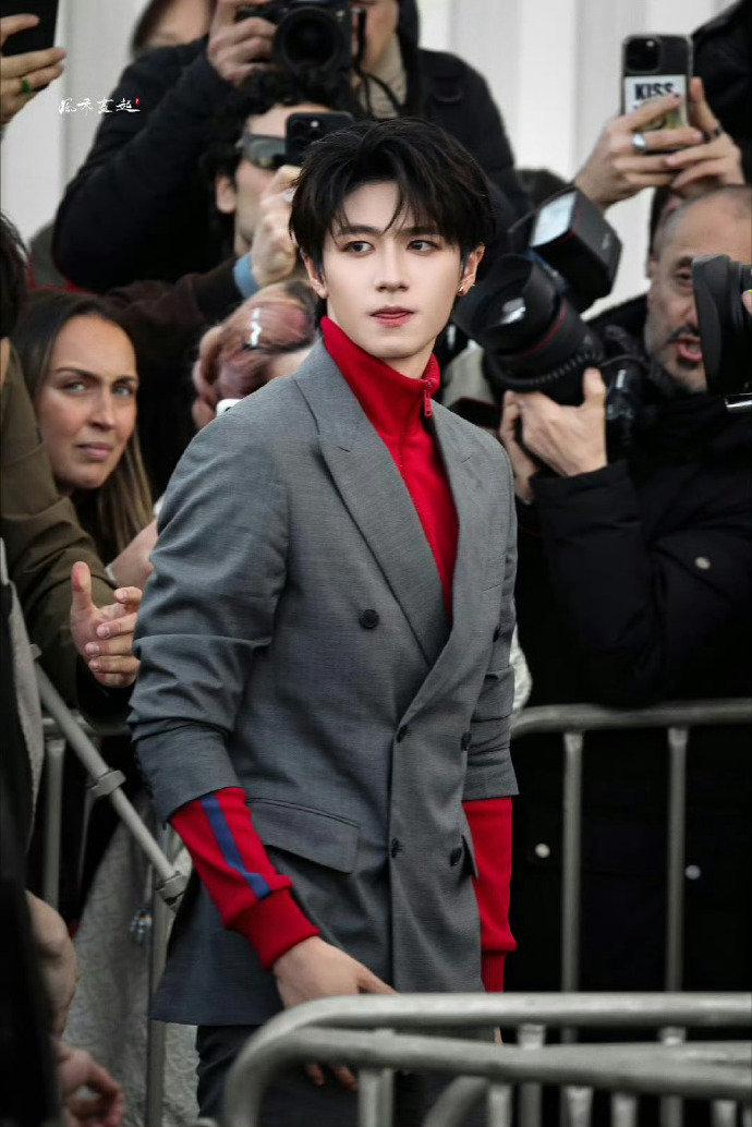 朱志鑫黑金古装造型 朱志鑫古风小生朱志鑫黑金古装造型，朱志鑫古风小生，这是在拍什