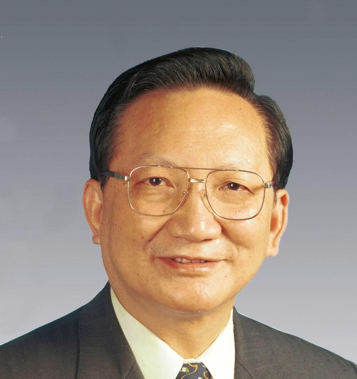 唐家璇，1938年1月17日生，江苏镇江人，1973年11月加入中国共产党，19