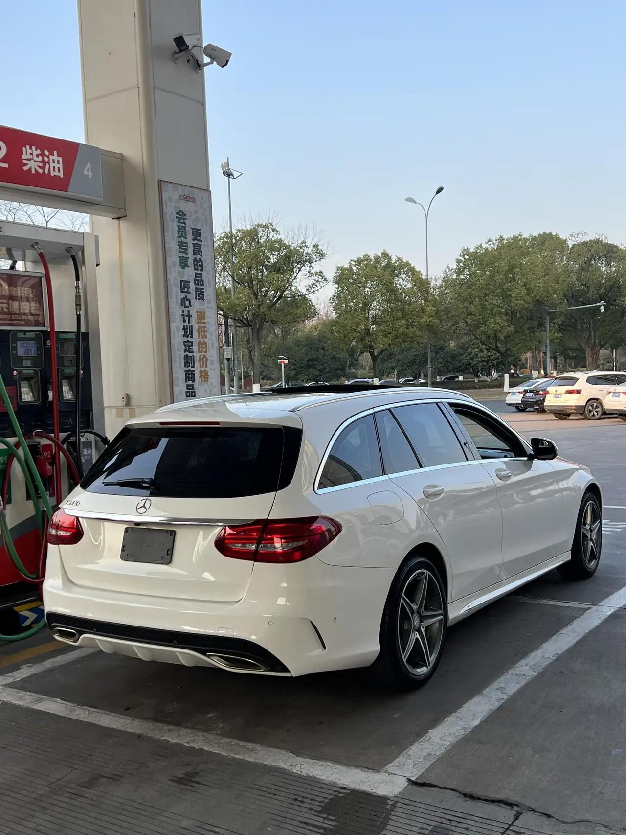 感谢电车的崛起，我才花8万多就淘到了一辆奔驰C旅。 