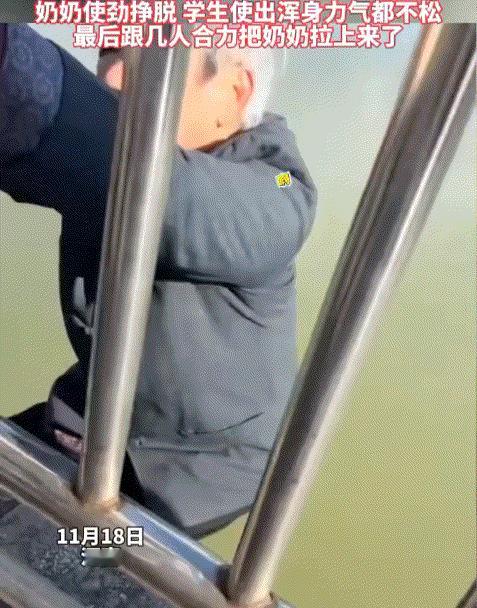 太了不起了！河南，一八旬老奶翻越栏杆欲跳河轻生，正巧一名男生路过时发现，随即学生