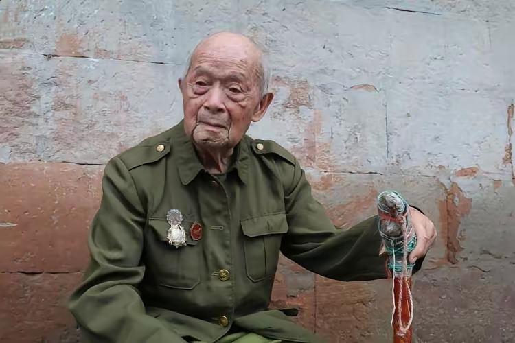 1988年，重庆一个修县志的哥们，在档案馆翻到一张发黄的喜报。上面写着：蒋诚，一