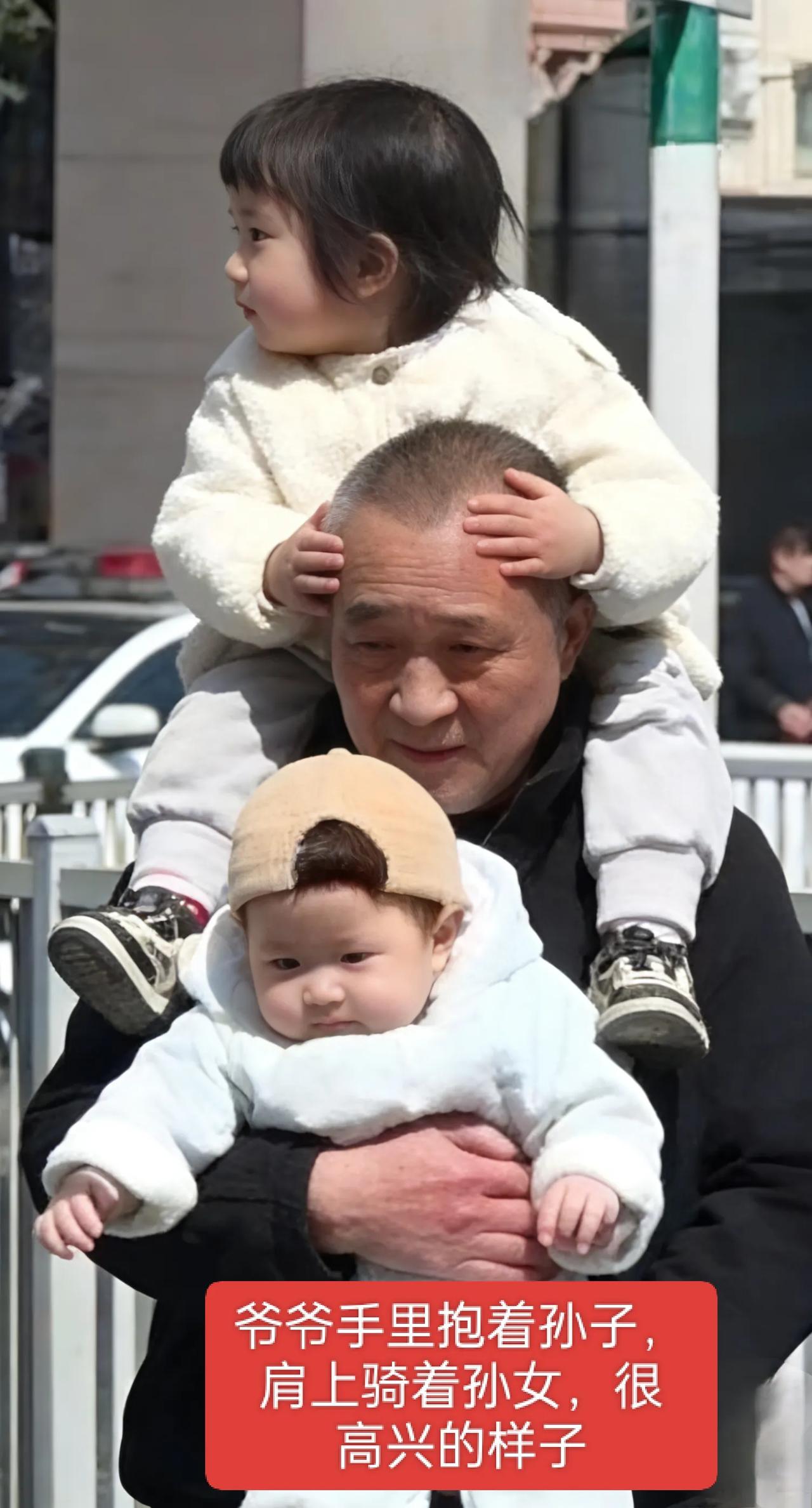 爷爷一手抱孙子，肩骑孙女，这段视频为何刷屏全网？
 2026年3月16日，浙江街
