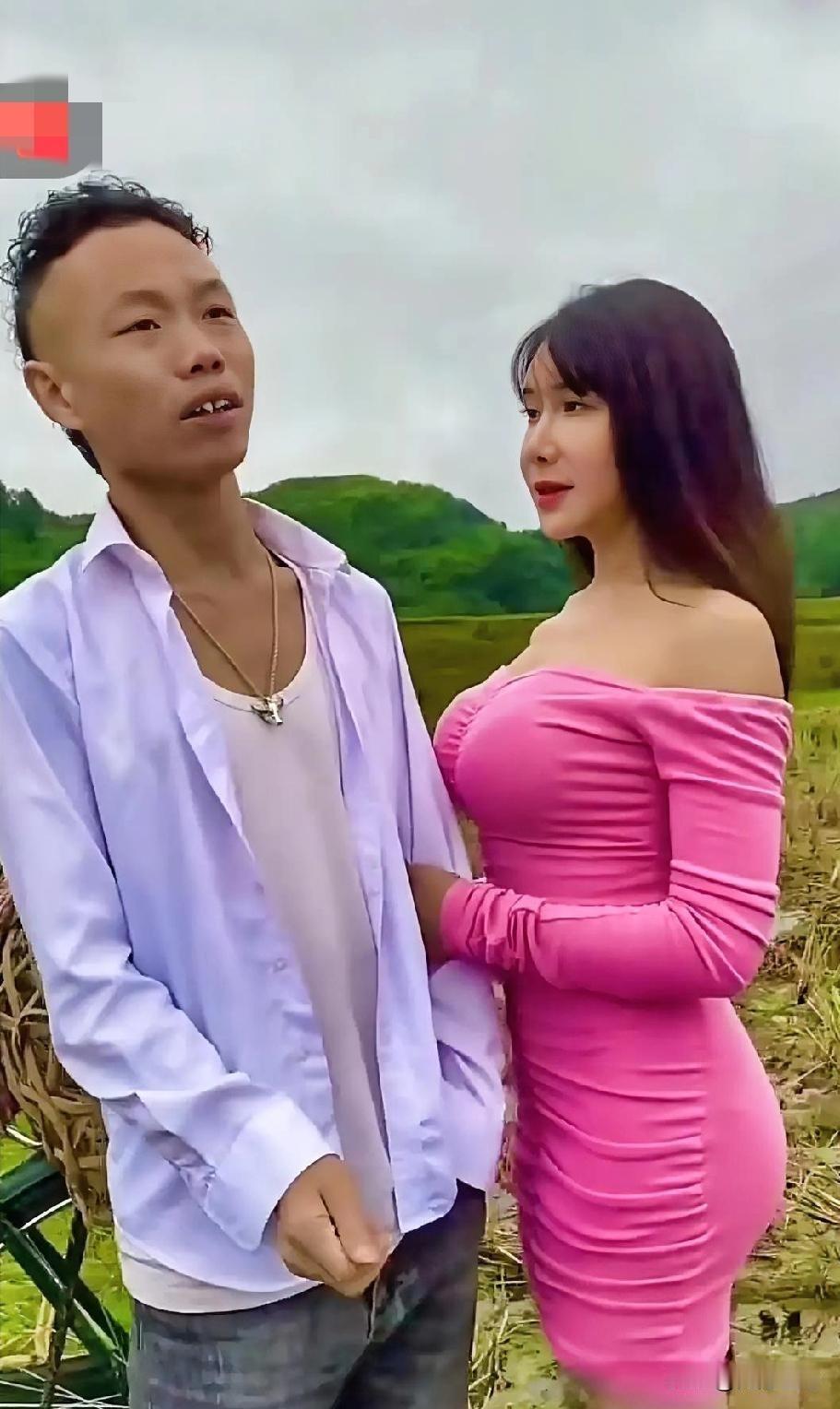 刷视频才知道，东方牛身边那位亮眼的红衣女生竟是龚玥菲！如今和庞麦郎在一起了，有她