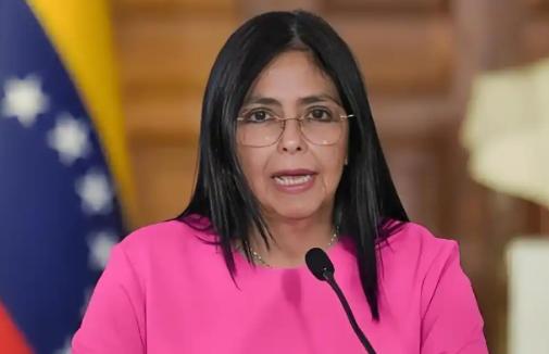 委内瑞拉"女掌门"罗德里格斯的选择，和900年前南宋赵构如出一辙。
 
总统被外