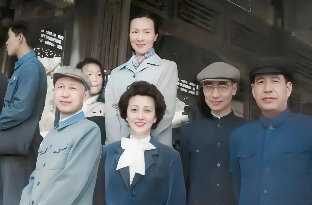 60年代，钱学森、蒋英、郭永怀、李佩，留下的一张珍贵合影，照片中的他们看起来非常